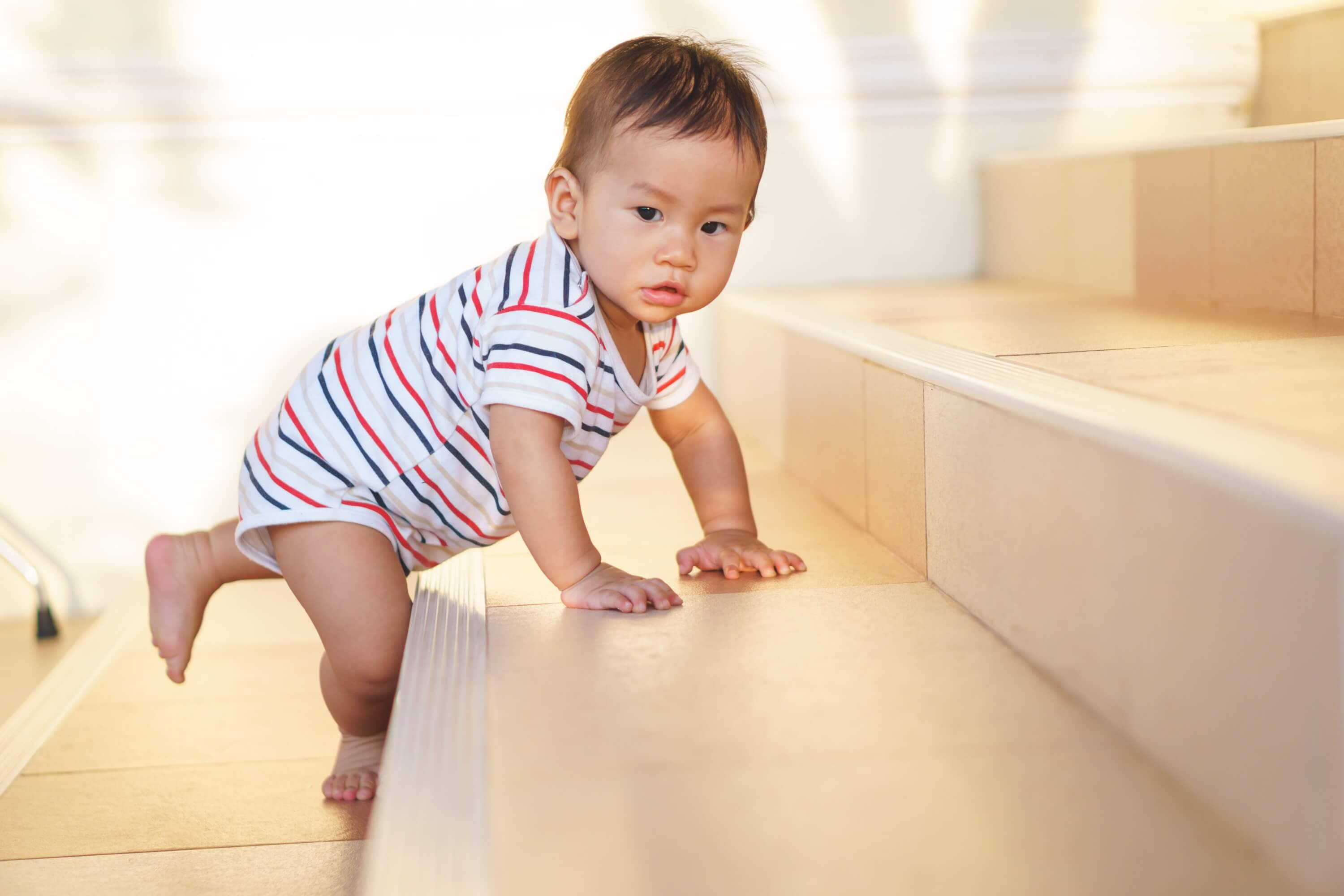 Bayi Usia 10 Bulan: Sang Penjelajah Kecil yang Perlu Mendapat Pijatan Lembut