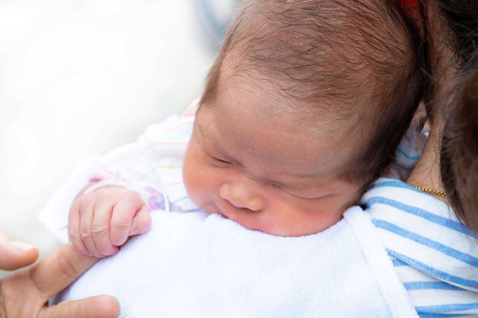 Cara Menyendawakan Bayi yang Tepat agar Perutnya Tidak Kembung