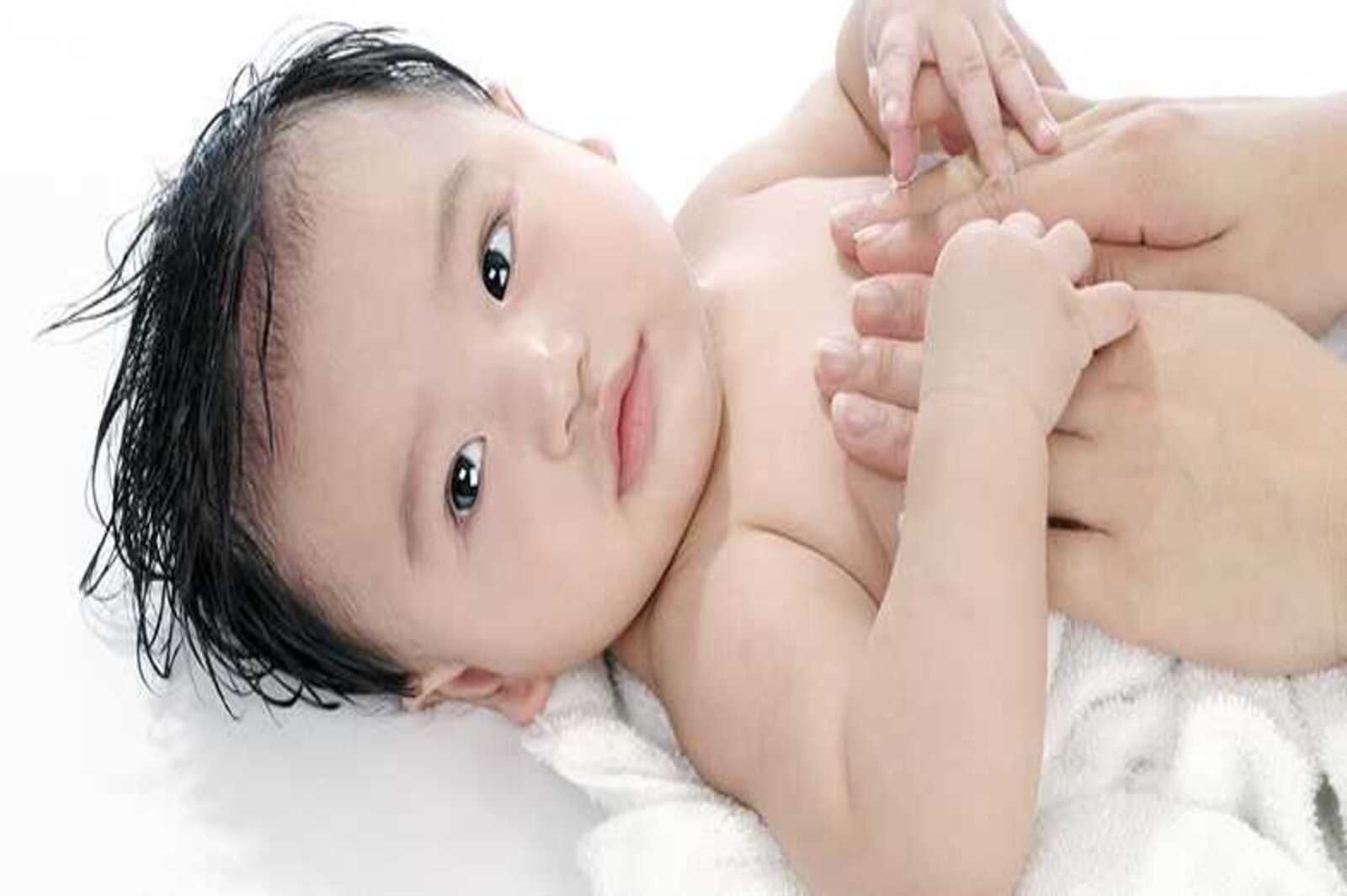 Panduan Memijat Bayi Usia Enam Bulan ke Atas