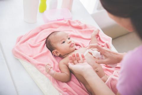 5-produk-bayi-yang-tepat-untuk-perawatan-kulit-bayi-yang-baru-lahir.jpg
