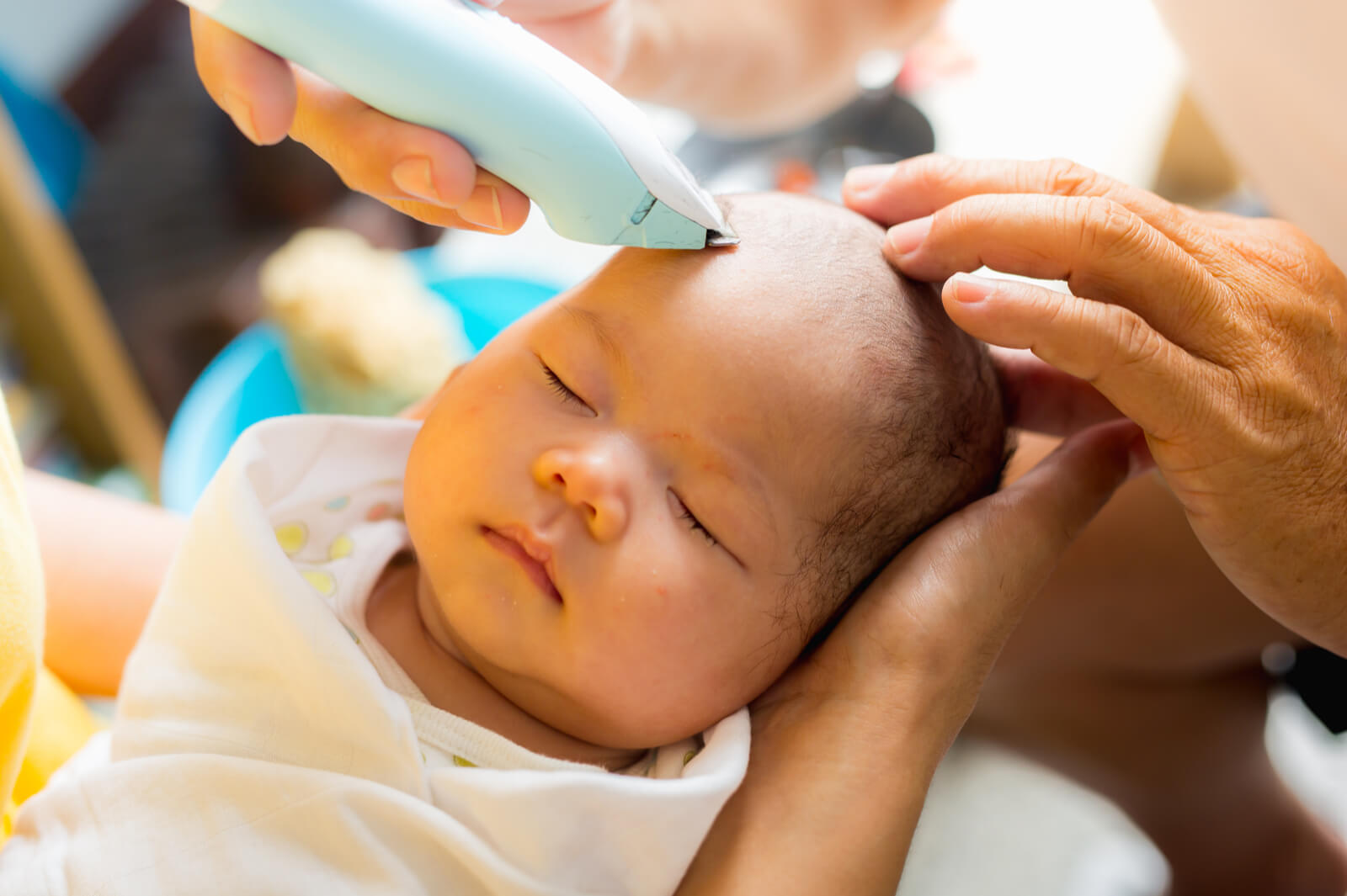Tips Tepat Bagi Ibu untuk Cukur Rambut Bayi Sendiri di Rumah